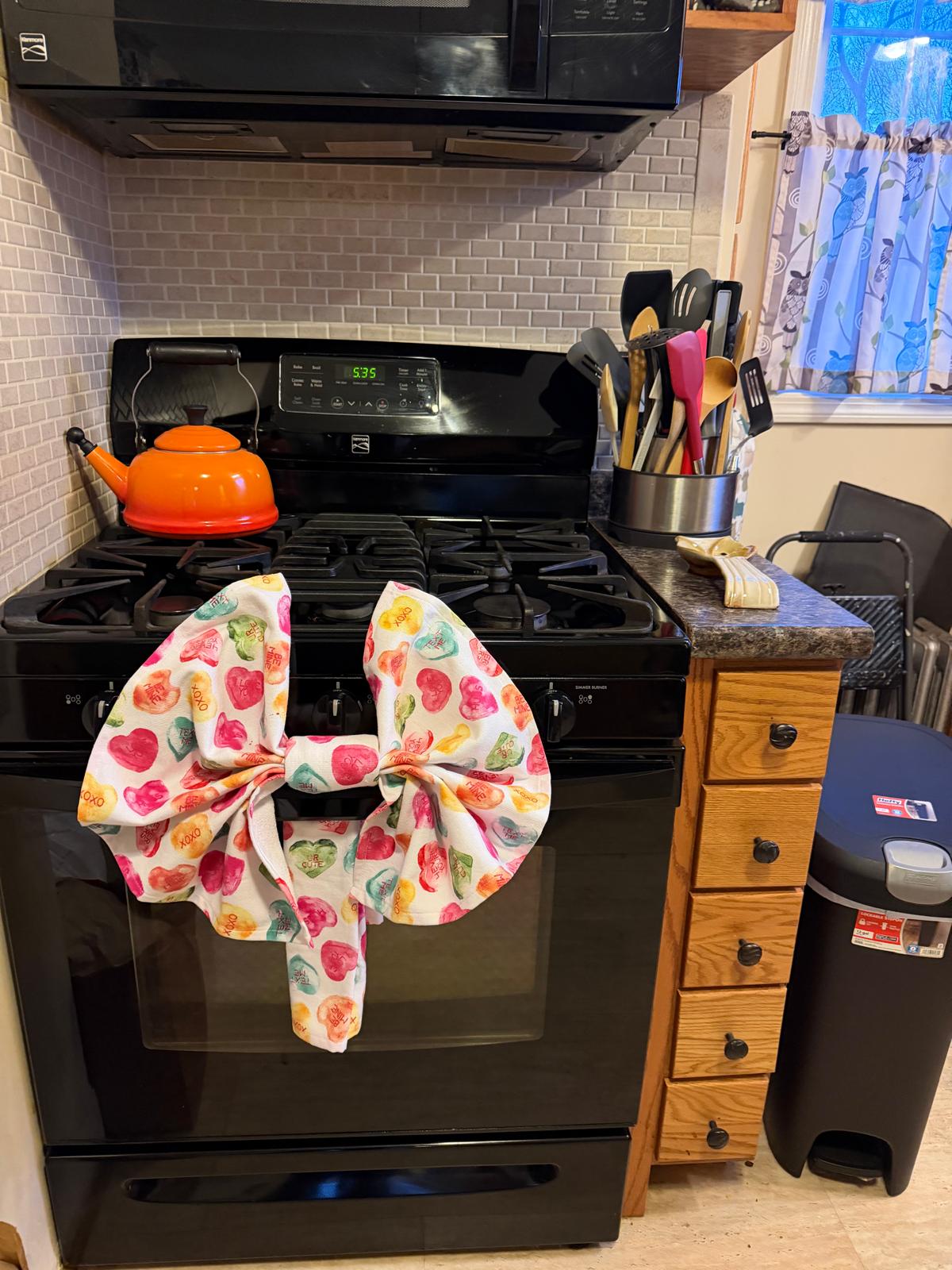 Black gas range polished and decorated after a kitchen clean